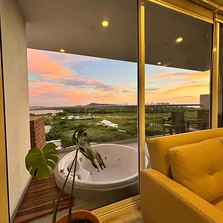 Dominique 907 Luxury Apartment